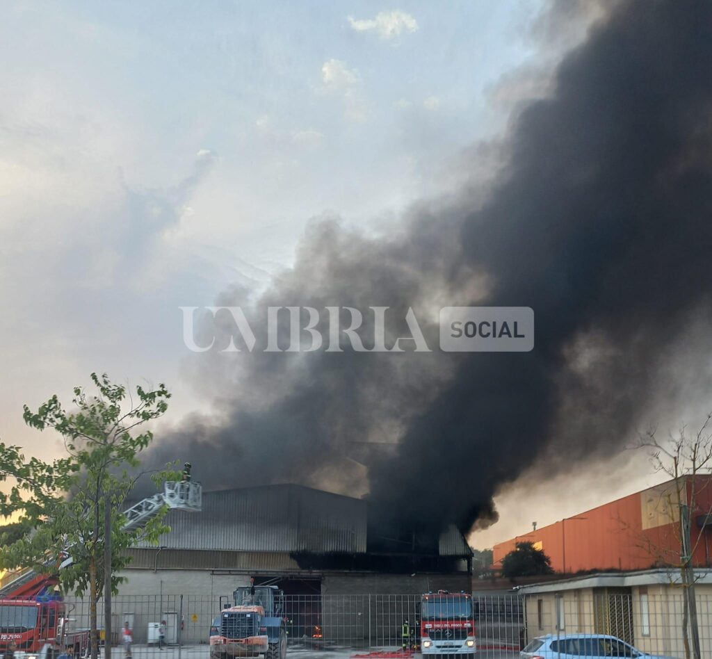 Incendio a Ellera di Corciano, vigili del fuoco sul posto. Il sindaco: "Chiudete le finestre" 3 Incendio a Ellera di Corciano, vigili del fuoco sul posto. Il sindaco: "Chiudete le finestre" 2