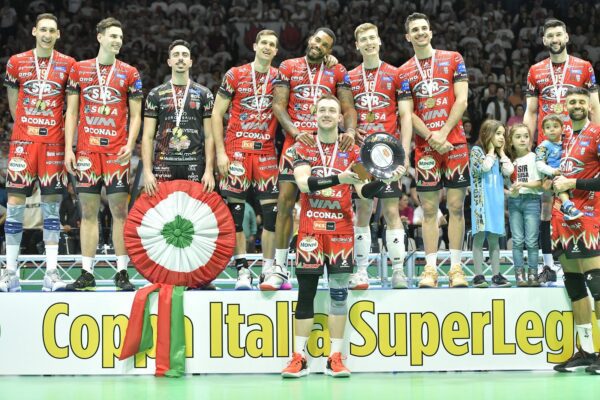 Sir Susa Vim Perugia perfetta trionfa in Coppa Italia: 3-1 a Monza e il trofeo è suo (foto) 87 Sir Susa Vim Perugia perfetta trionfa in Coppa Italia: 3-1 a Monza e il trofeo è suo (foto) 86