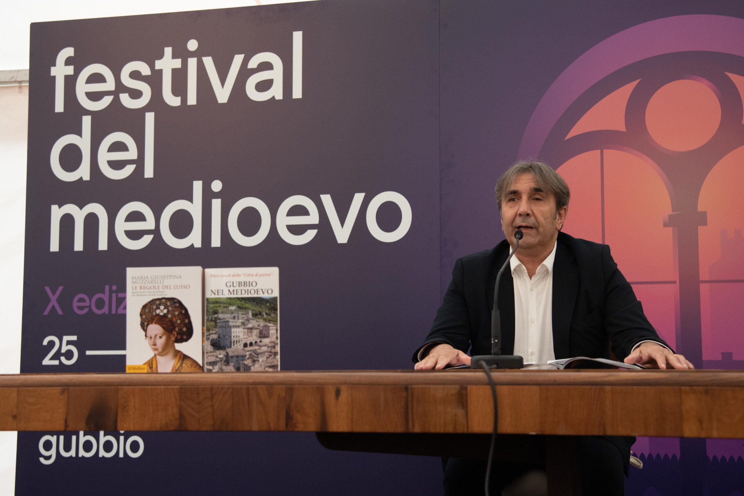 Festival del Medioevo, prima giornata da tutto esaurito con Alessandro Barbero (foto) 8 Festival del Medioevo, prima giornata da tutto esaurito con Alessandro Barbero (foto) 7