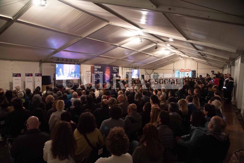 Francesco Guccini riceve la patente di matto onorario di Gubbio al Festival del Medioevo 4 Francesco Guccini riceve la patente di matto onorario di Gubbio al Festival del Medioevo 3