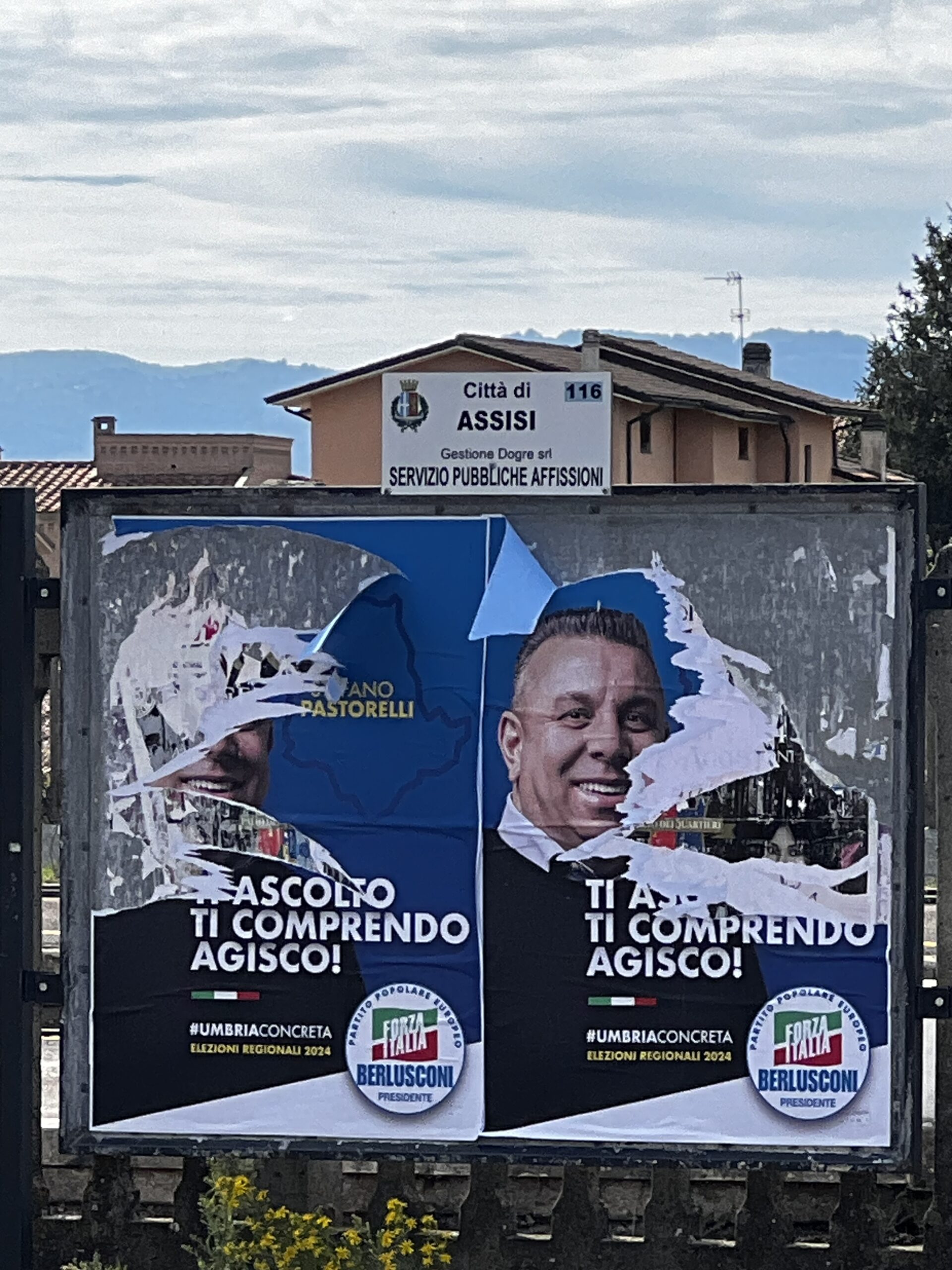 Regionali Umbria, ad Assisi strappati i manifesti di Tesei e Pastorelli (foto) 10 Regionali Umbria, ad Assisi strappati i manifesti di Tesei e Pastorelli (foto) 9