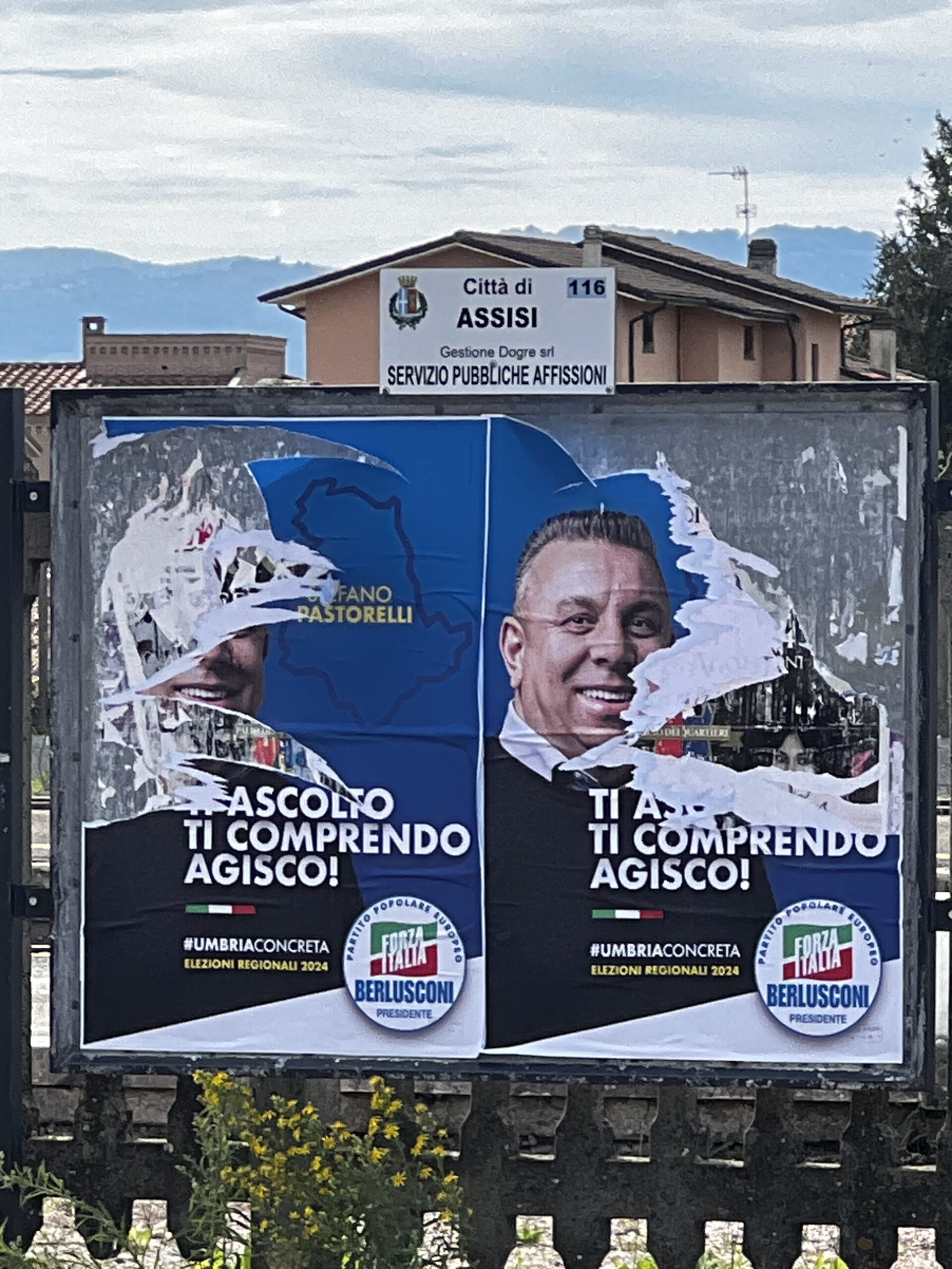 Regionali Umbria, ad Assisi strappati i manifesti di Tesei e Pastorelli (foto) 4 Regionali Umbria, ad Assisi strappati i manifesti di Tesei e Pastorelli (foto) 3
