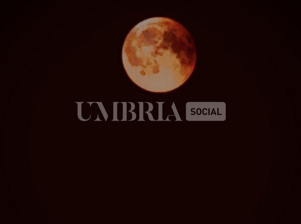 Eclissi totale di luna, lo spettacolo di domenica 7 settembre (foto) 6 Eclissi totale di luna, lo spettacolo di domenica 7 settembre (foto) 5