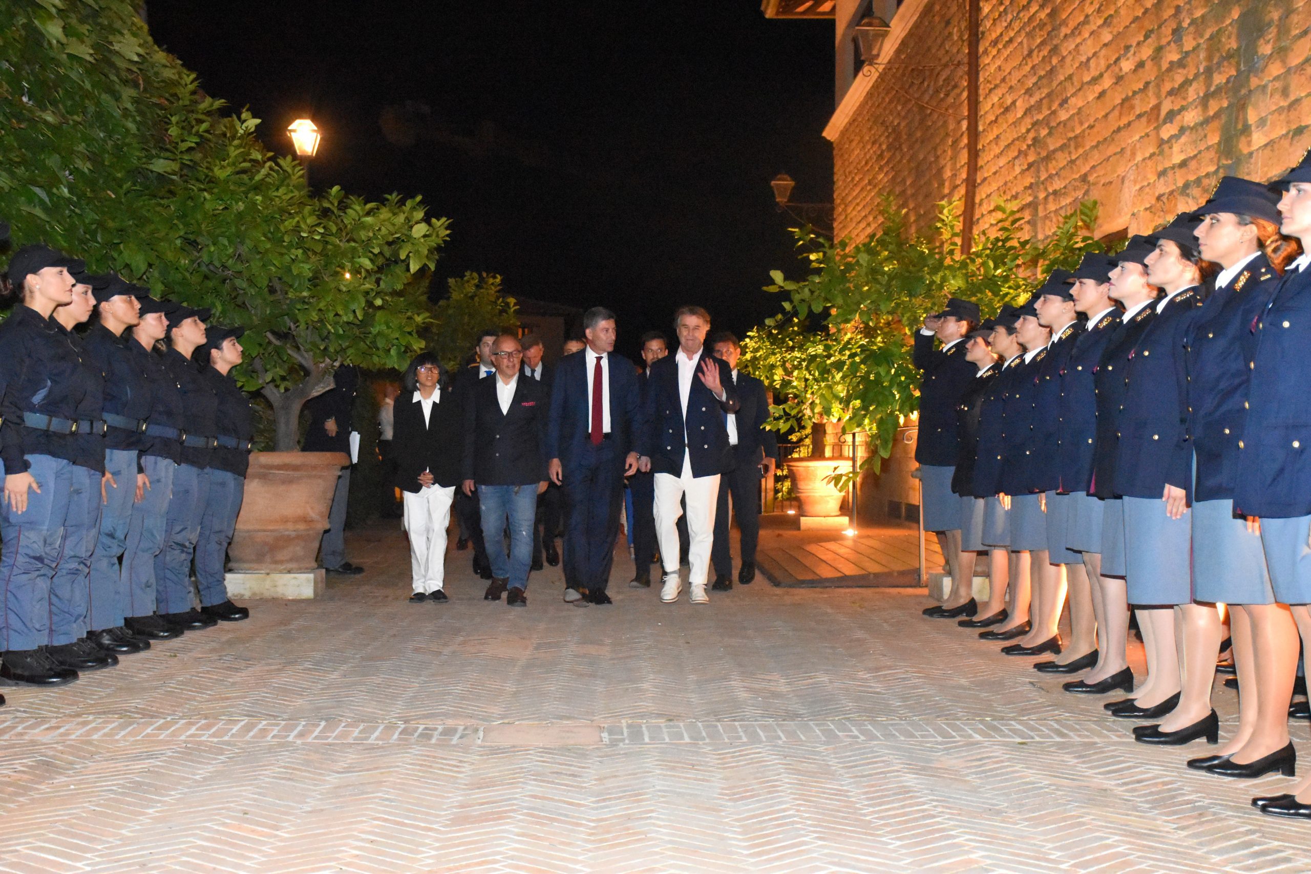 Grande successo per il concerto della banda musicale della polizia di Stato all’anfiteatro di Solomeo (foto) 10 Grande successo per il concerto della banda musicale della polizia di Stato all’anfiteatro di Solomeo (foto) 9
