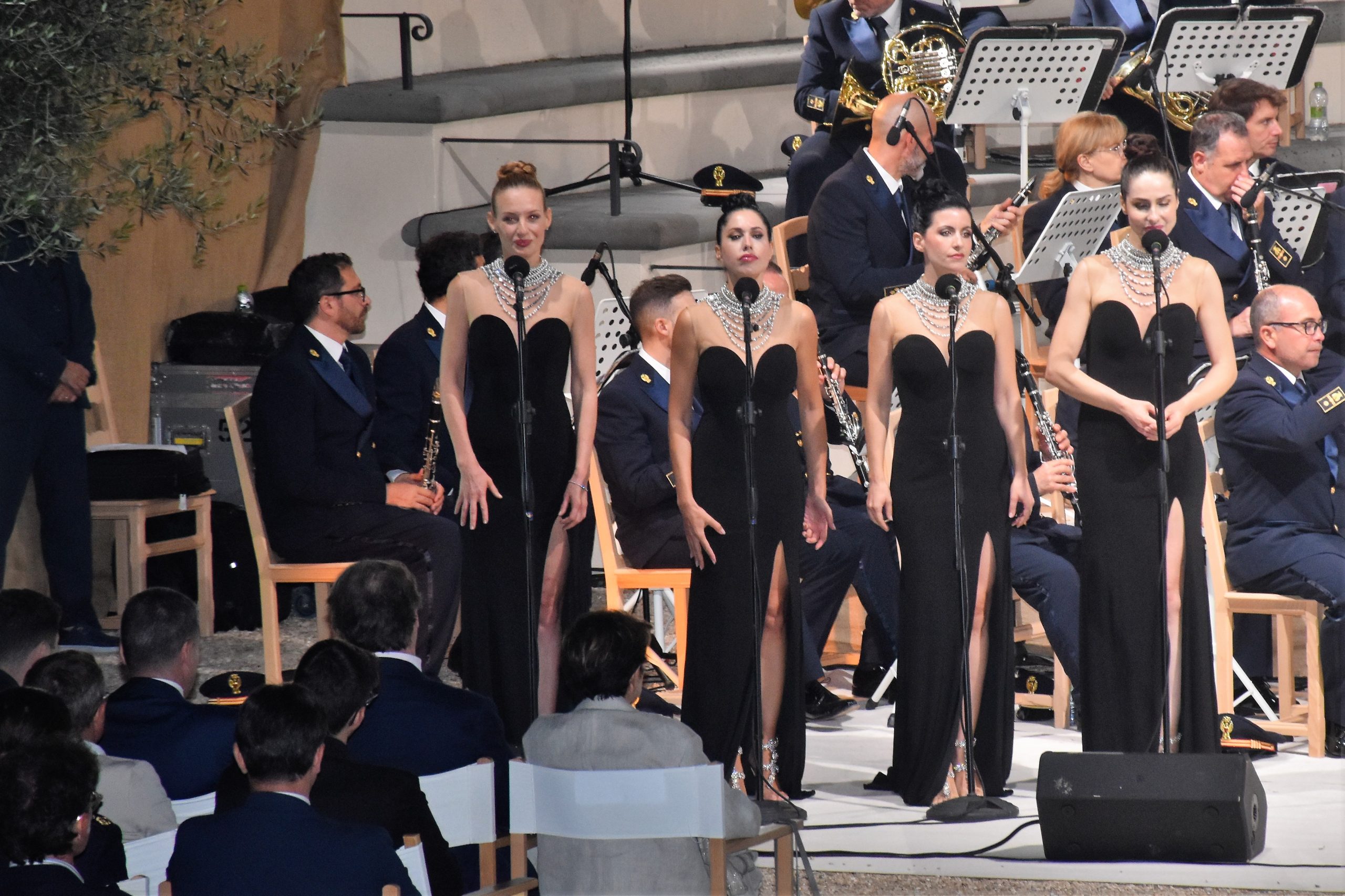 Grande successo per il concerto della banda musicale della polizia di Stato all’anfiteatro di Solomeo (foto) 8 Grande successo per il concerto della banda musicale della polizia di Stato all’anfiteatro di Solomeo (foto) 7