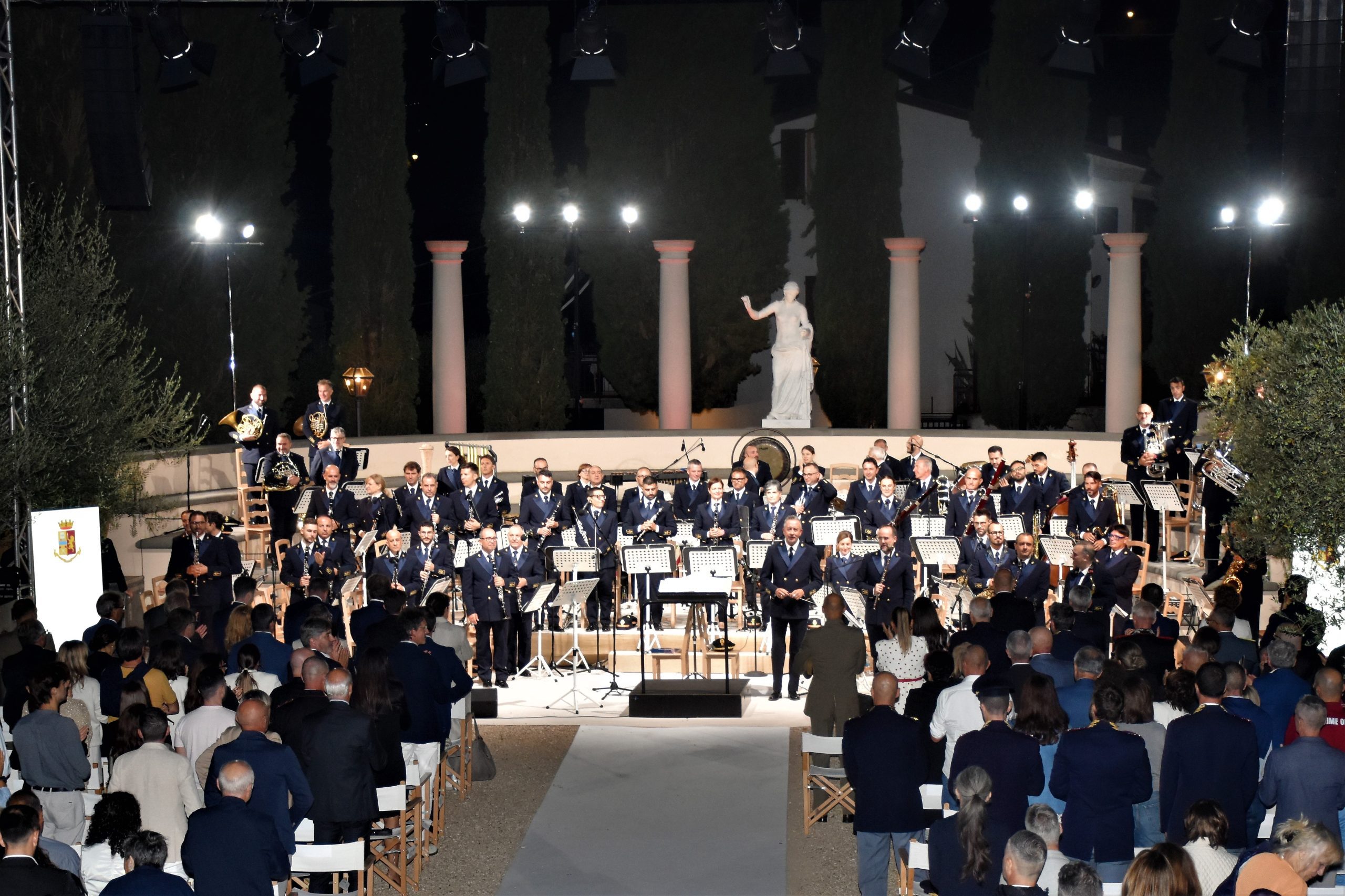 Grande successo per il concerto della banda musicale della polizia di Stato all’anfiteatro di Solomeo (foto) 6 Grande successo per il concerto della banda musicale della polizia di Stato all’anfiteatro di Solomeo (foto) 5
