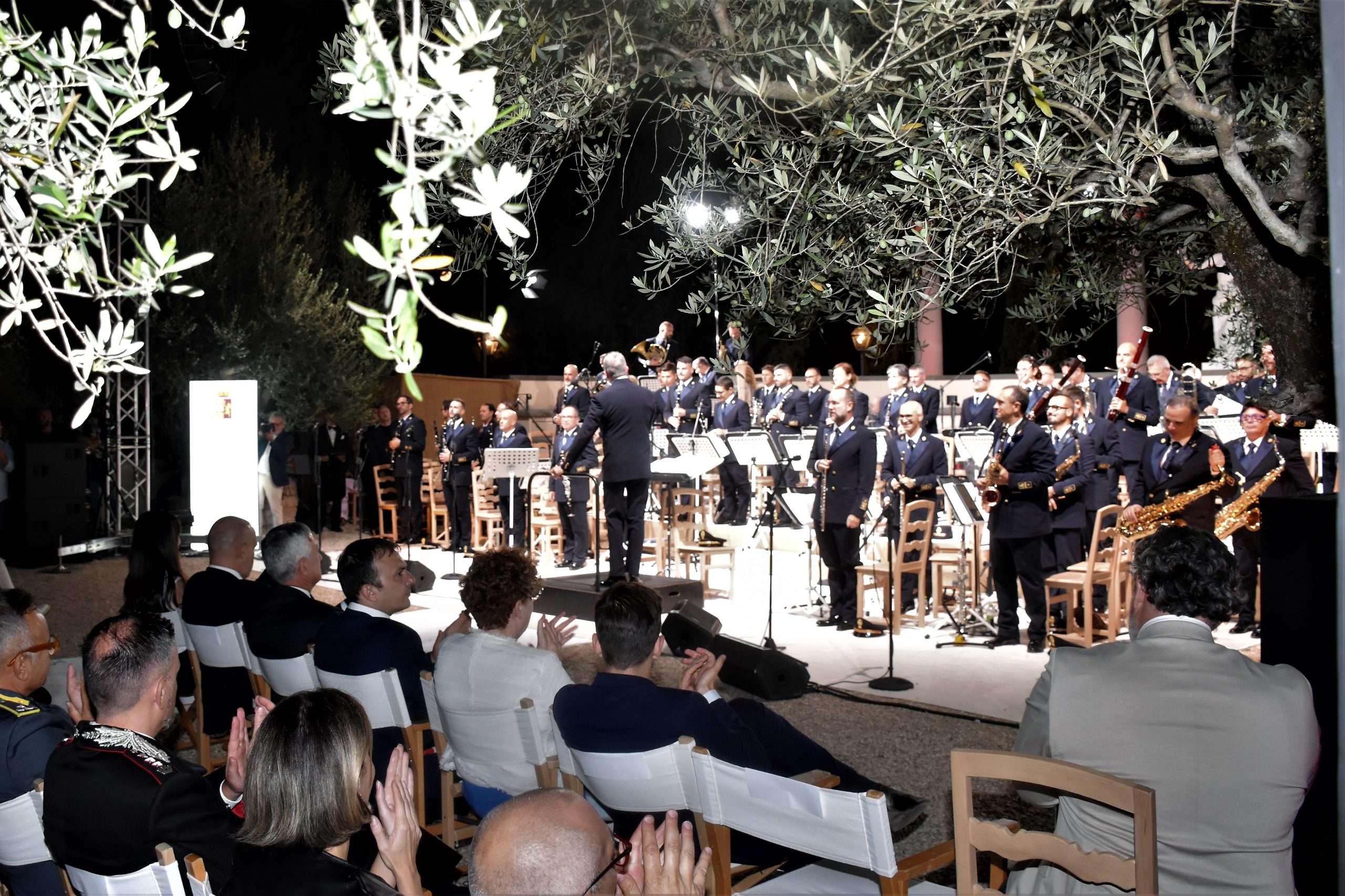 Grande successo per il concerto della banda musicale della polizia di Stato all’anfiteatro di Solomeo (foto) 4 Grande successo per il concerto della banda musicale della polizia di Stato all’anfiteatro di Solomeo (foto) 3