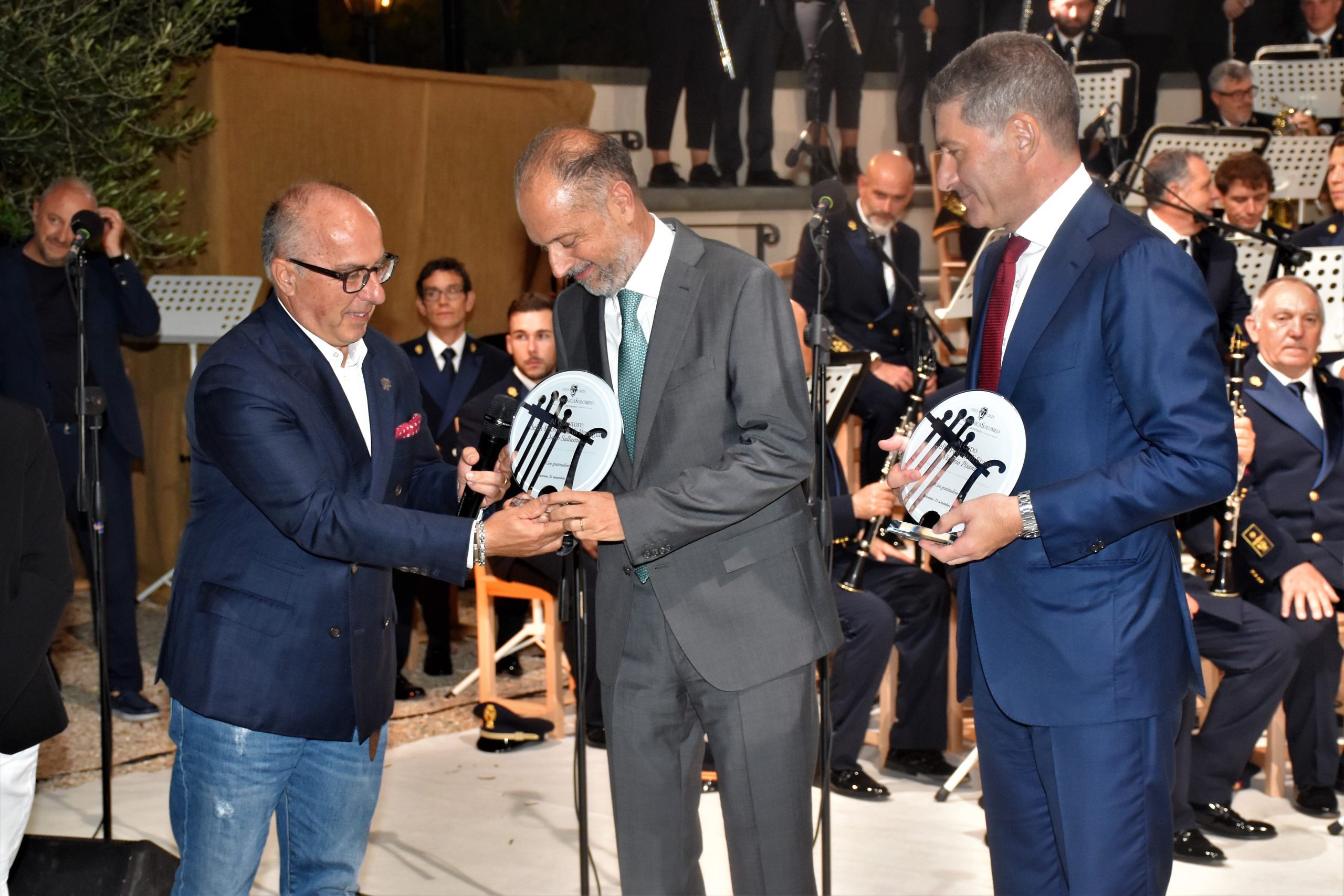 Grande successo per il concerto della banda musicale della polizia di Stato all’anfiteatro di Solomeo (foto) 16 Grande successo per il concerto della banda musicale della polizia di Stato all’anfiteatro di Solomeo (foto) 15