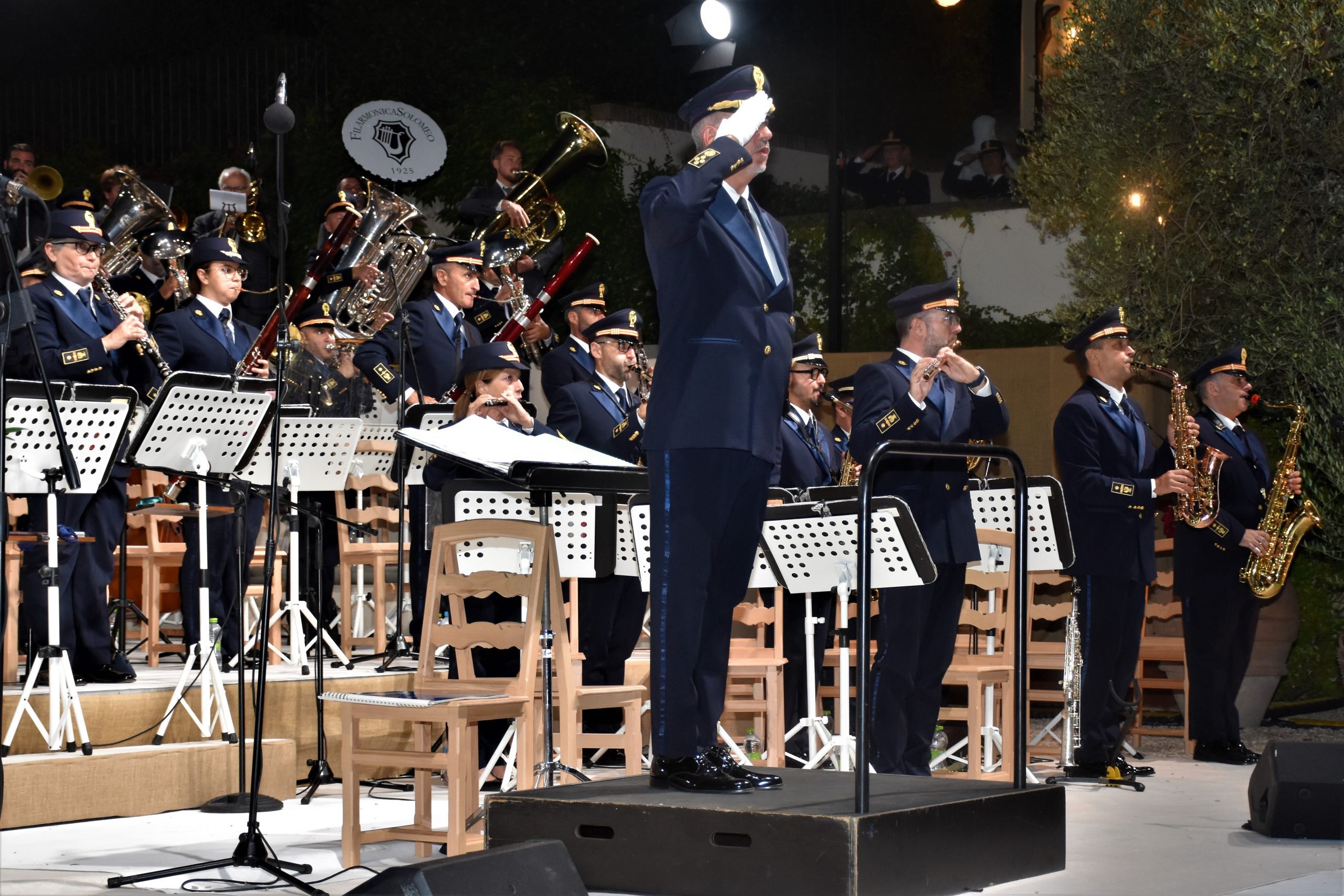 Grande successo per il concerto della banda musicale della polizia di Stato all’anfiteatro di Solomeo (foto) 12 Grande successo per il concerto della banda musicale della polizia di Stato all’anfiteatro di Solomeo (foto) 11