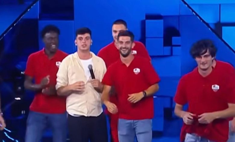 Adriano Aquili protagonista sul palco di X Factor insieme a tutta la squadra dell'Alviano 2 Adriano Aquili protagonista sul palco di X Factor insieme a tutta la squadra dell'Alviano 1