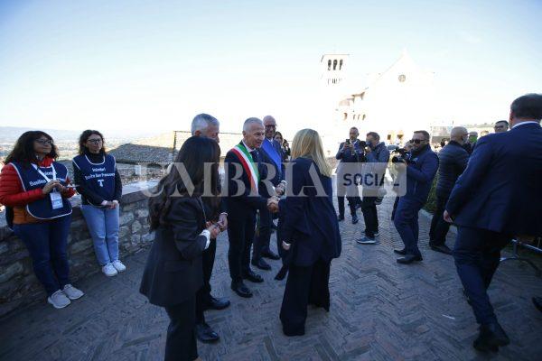 Premier Meloni ad Assisi per San Francesco accolta da un cartello “Grazie Giorgia” (foto+video) 6