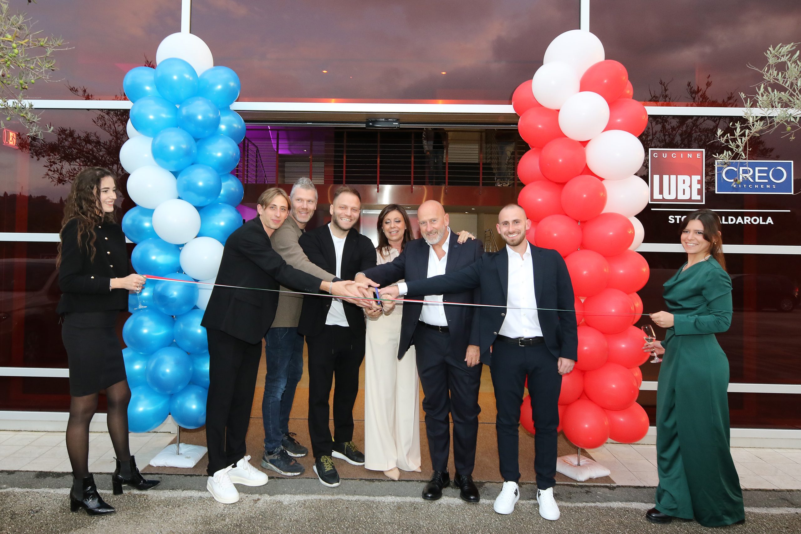 Esperienza e radici umbre nel nuovo Lube Creo store di Caldarola: inaugurata l'attività della famiglia Scota (foto) 23