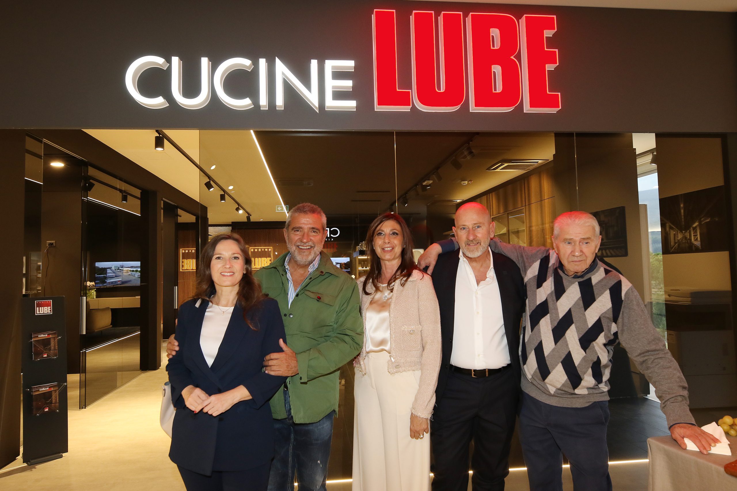 Esperienza e radici umbre nel nuovo Lube Creo store di Caldarola: inaugurata l'attività della famiglia Scota (foto) 25