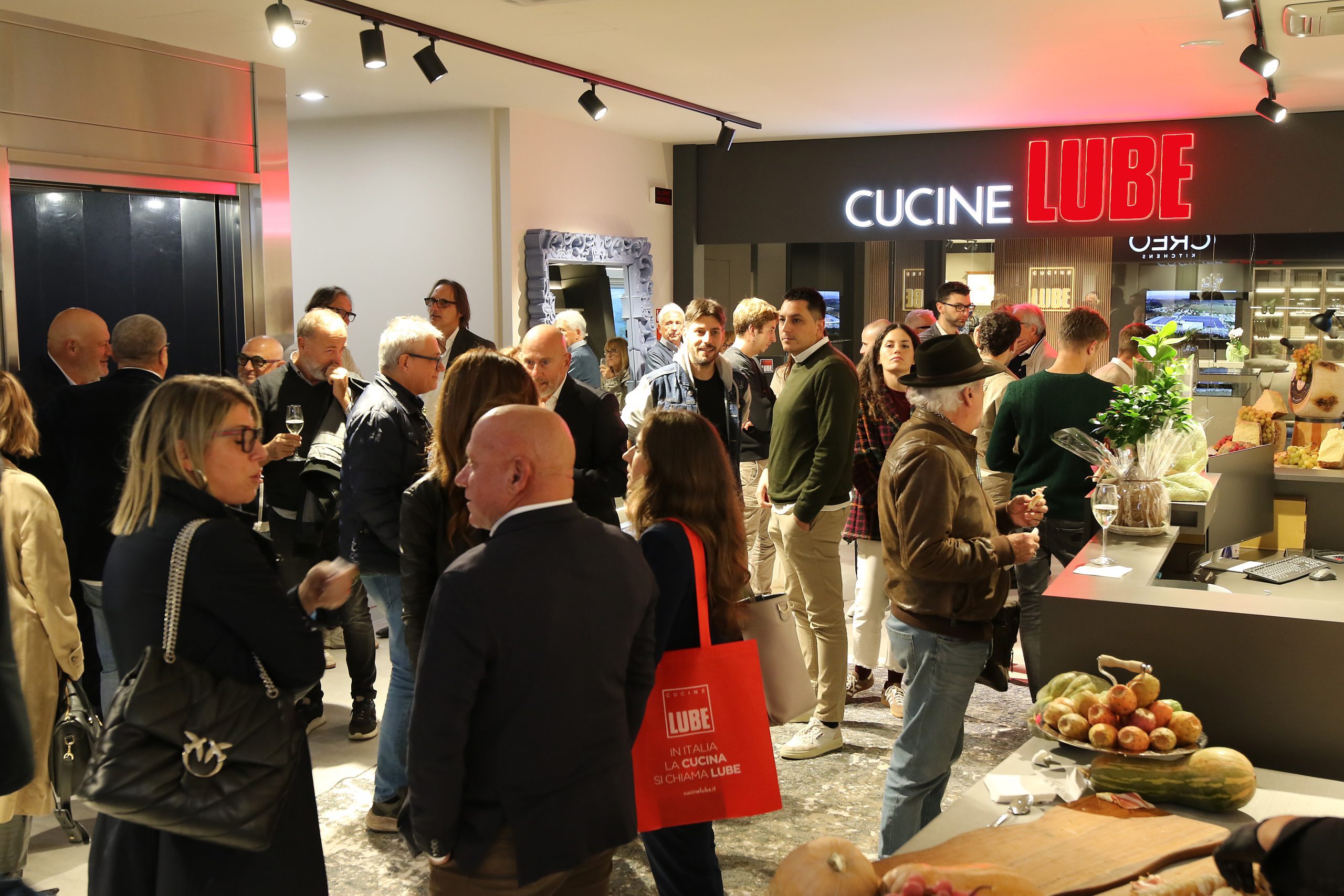 Esperienza e radici umbre nel nuovo Lube Creo store di Caldarola: inaugurata l'attività della famiglia Scota (foto) 27