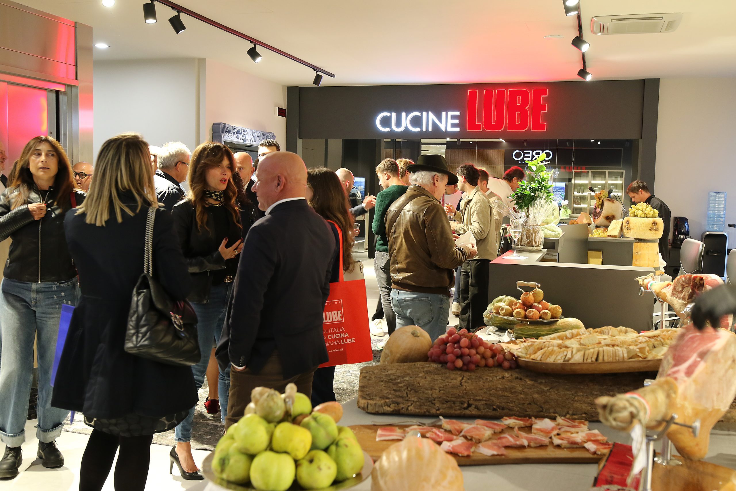 Esperienza e radici umbre nel nuovo Lube Creo store di Caldarola: inaugurata l'attività della famiglia Scota (foto) 29