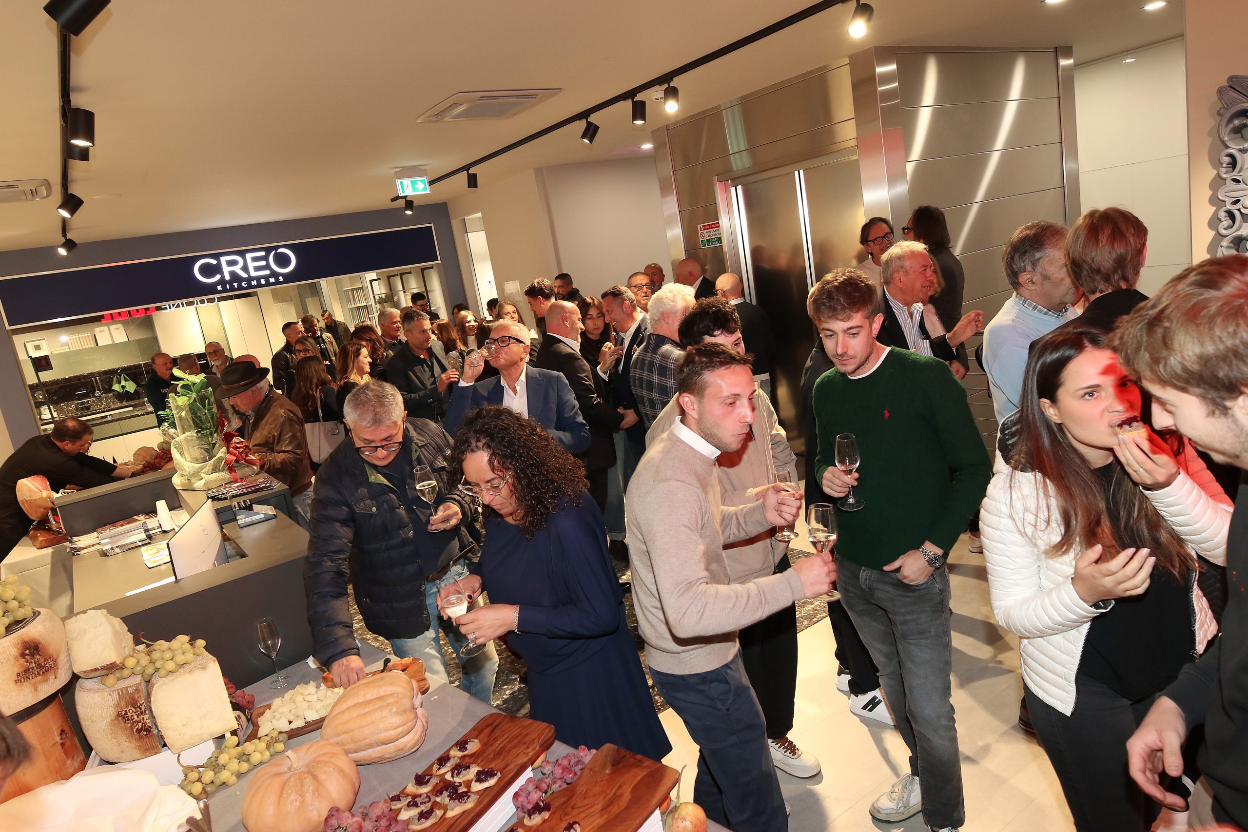 Esperienza e radici umbre nel nuovo Lube Creo store di Caldarola: inaugurata l'attività della famiglia Scota (foto) 31