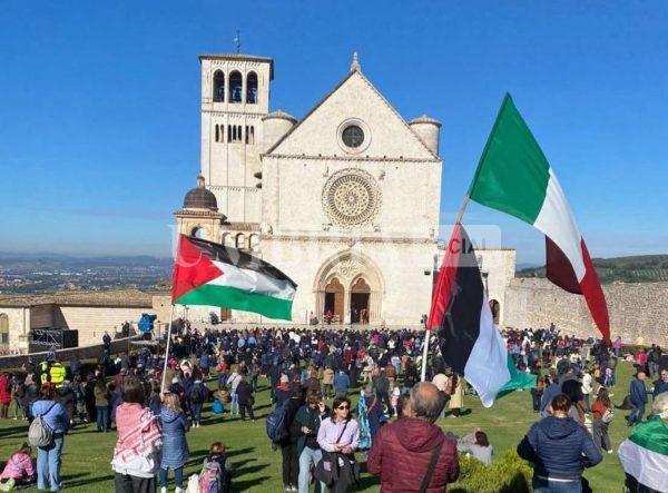 Premier Meloni ad Assisi per San Francesco accolta da un cartello “Grazie Giorgia” (foto+video) 4