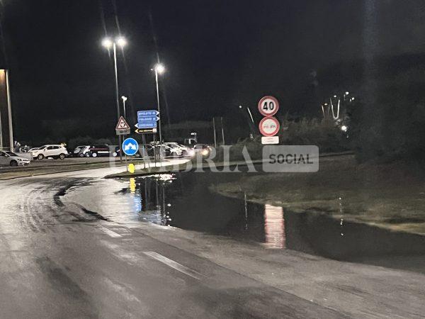 Maltempo nella provincia di Perugia: alberi caduti e automobilisti salvati dai Vigili del Fuoco (foto+video) 4 Maltempo nella provincia di Perugia: alberi caduti e automobilisti salvati dai Vigili del Fuoco (foto+video) 3