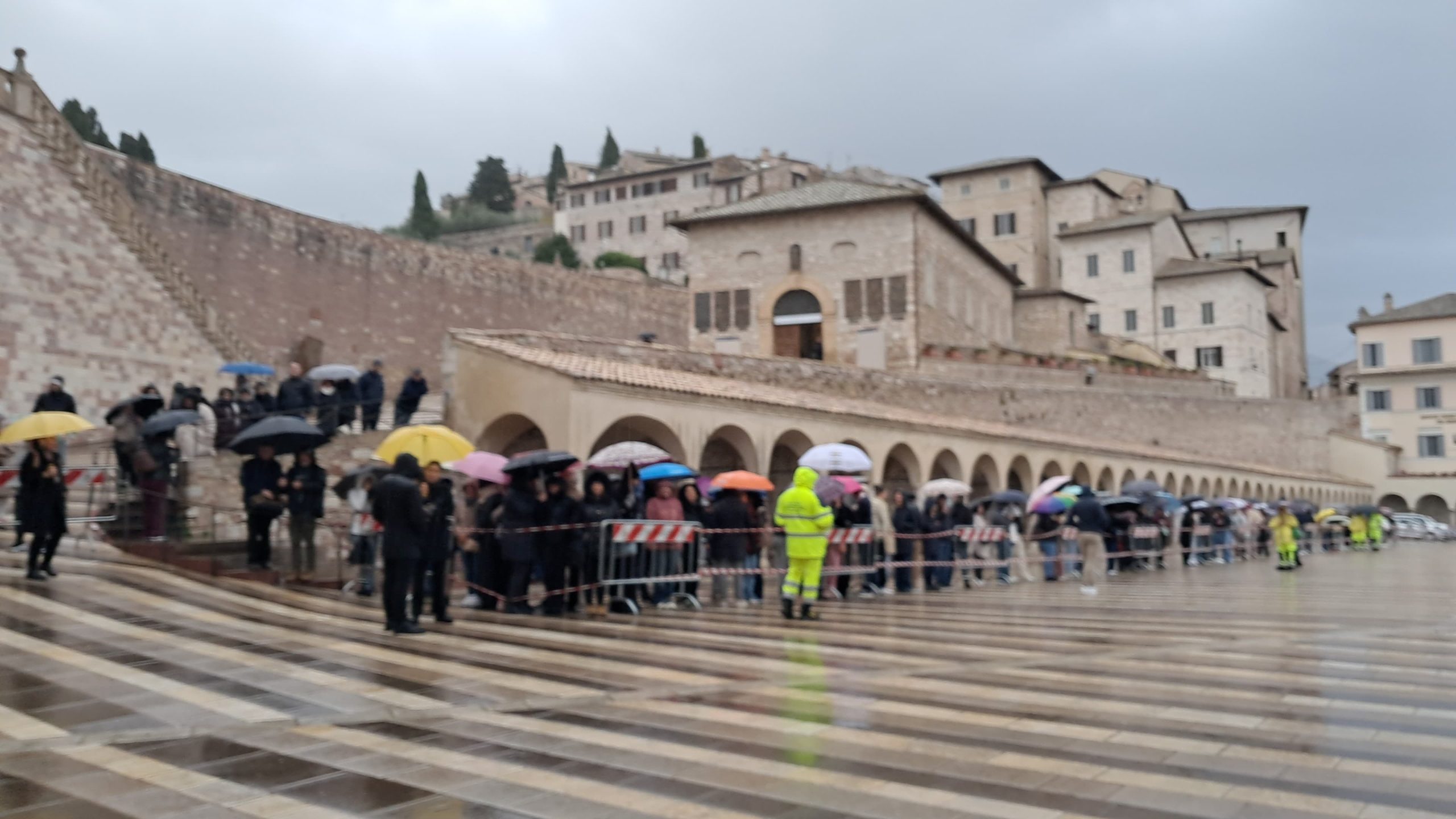 Papa Leone in Umbria: tra Assisi e Montefalco tanti fedeli per il Pontefice (foto) 12 Papa Leone in Umbria: tra Assisi e Montefalco tanti fedeli per il Pontefice (foto) 11