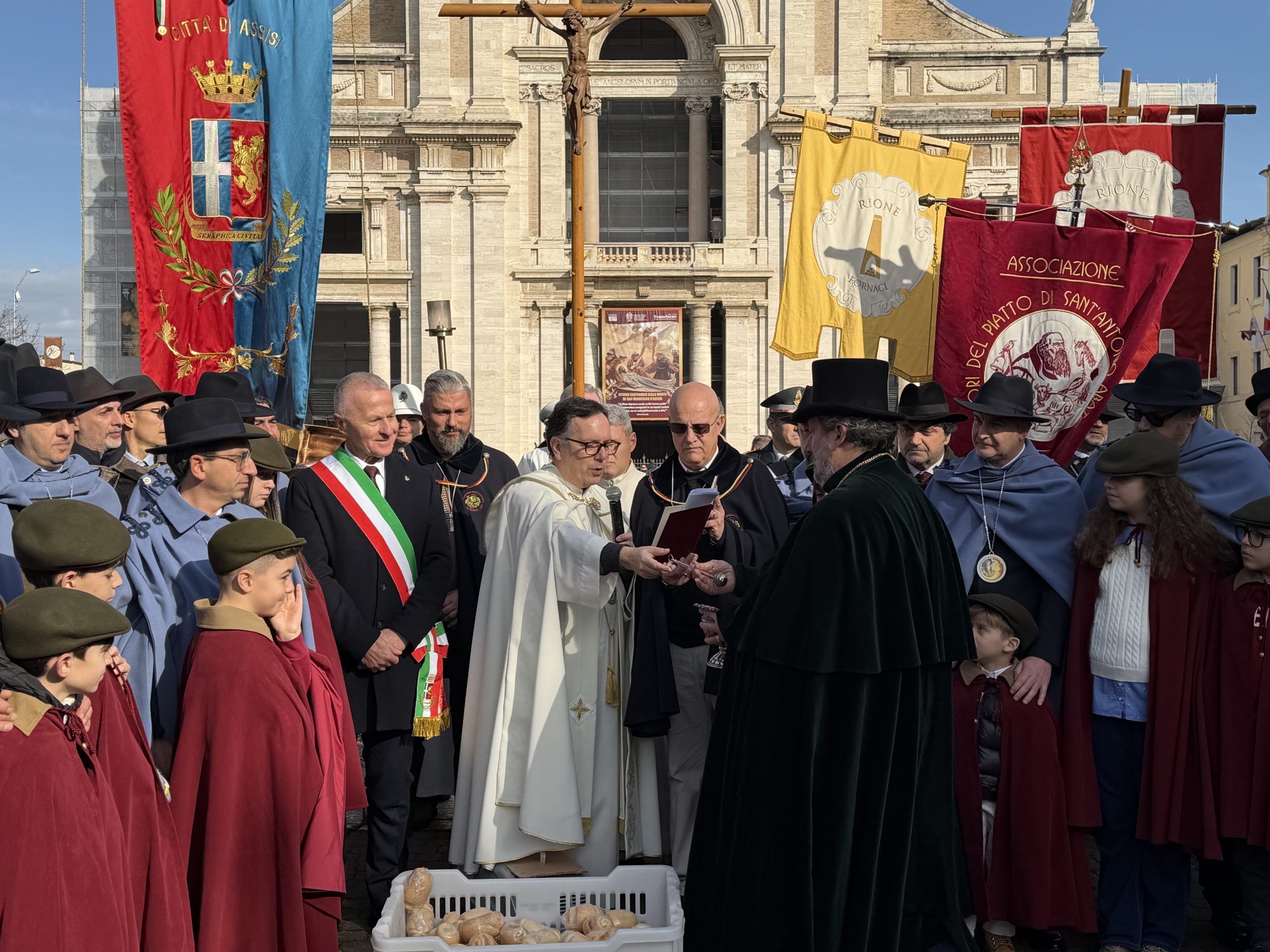 Grande festa a Santa Maria degli Angeli per il Piatto di Sant’Antonio (foto) 86 Grande festa a Santa Maria degli Angeli per il Piatto di Sant’Antonio (foto) 85