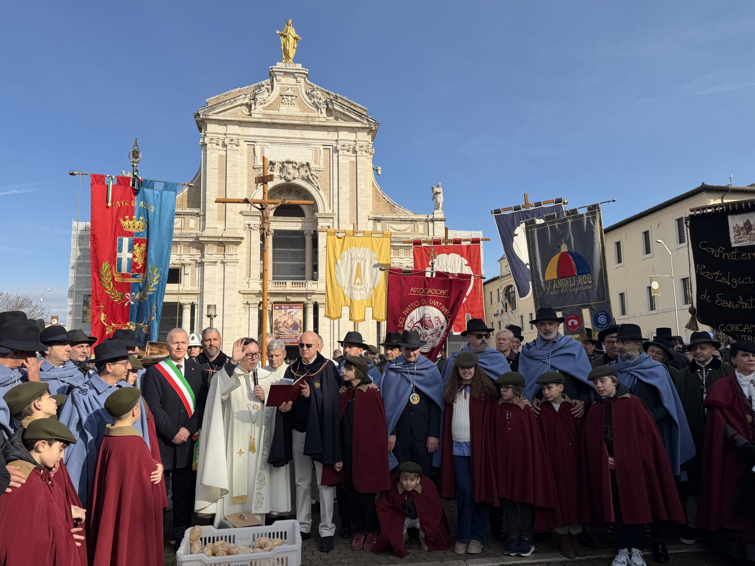 Grande festa a Santa Maria degli Angeli per il Piatto di Sant’Antonio (foto) 92 Grande festa a Santa Maria degli Angeli per il Piatto di Sant’Antonio (foto) 91