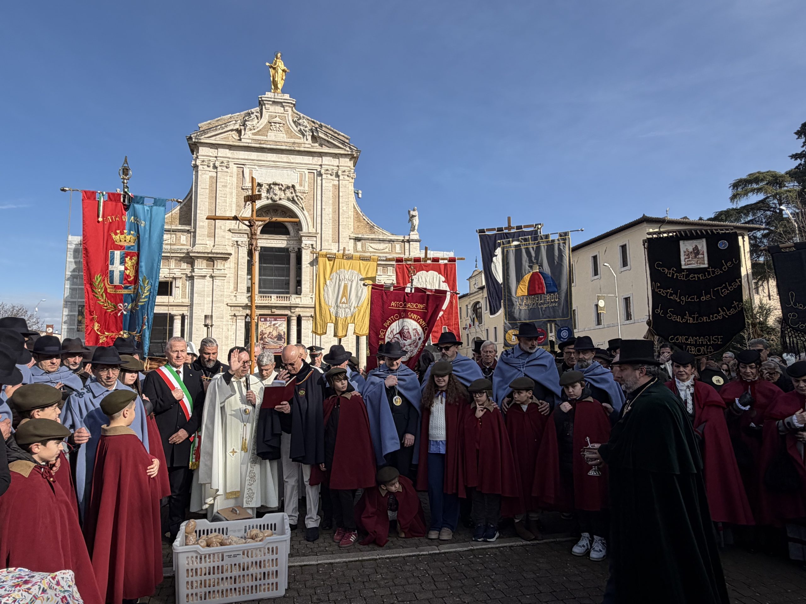 Grande festa a Santa Maria degli Angeli per il Piatto di Sant’Antonio (foto) 90 Grande festa a Santa Maria degli Angeli per il Piatto di Sant’Antonio (foto) 89