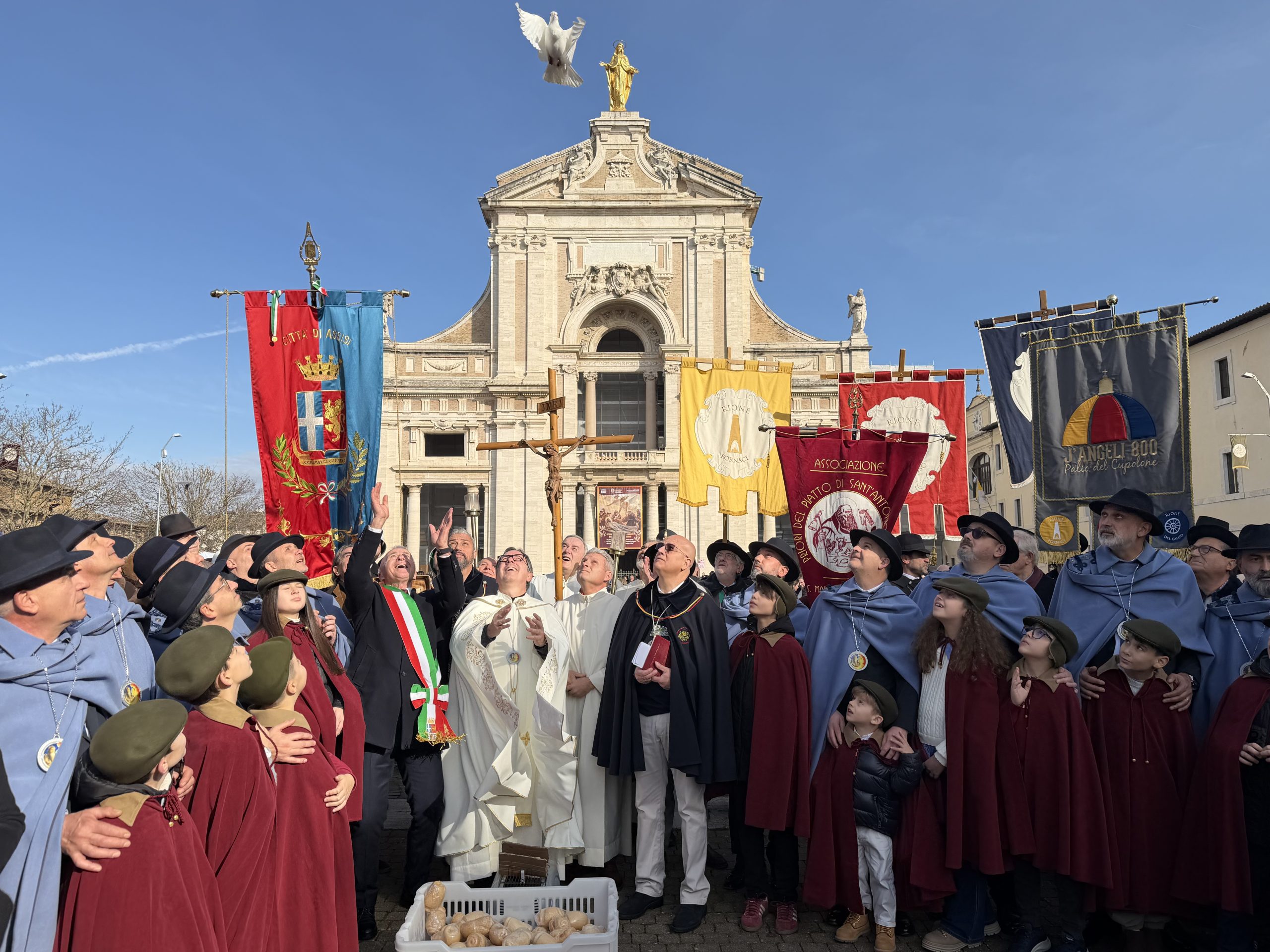 Grande festa a Santa Maria degli Angeli per il Piatto di Sant’Antonio (foto) 96 Grande festa a Santa Maria degli Angeli per il Piatto di Sant’Antonio (foto) 95