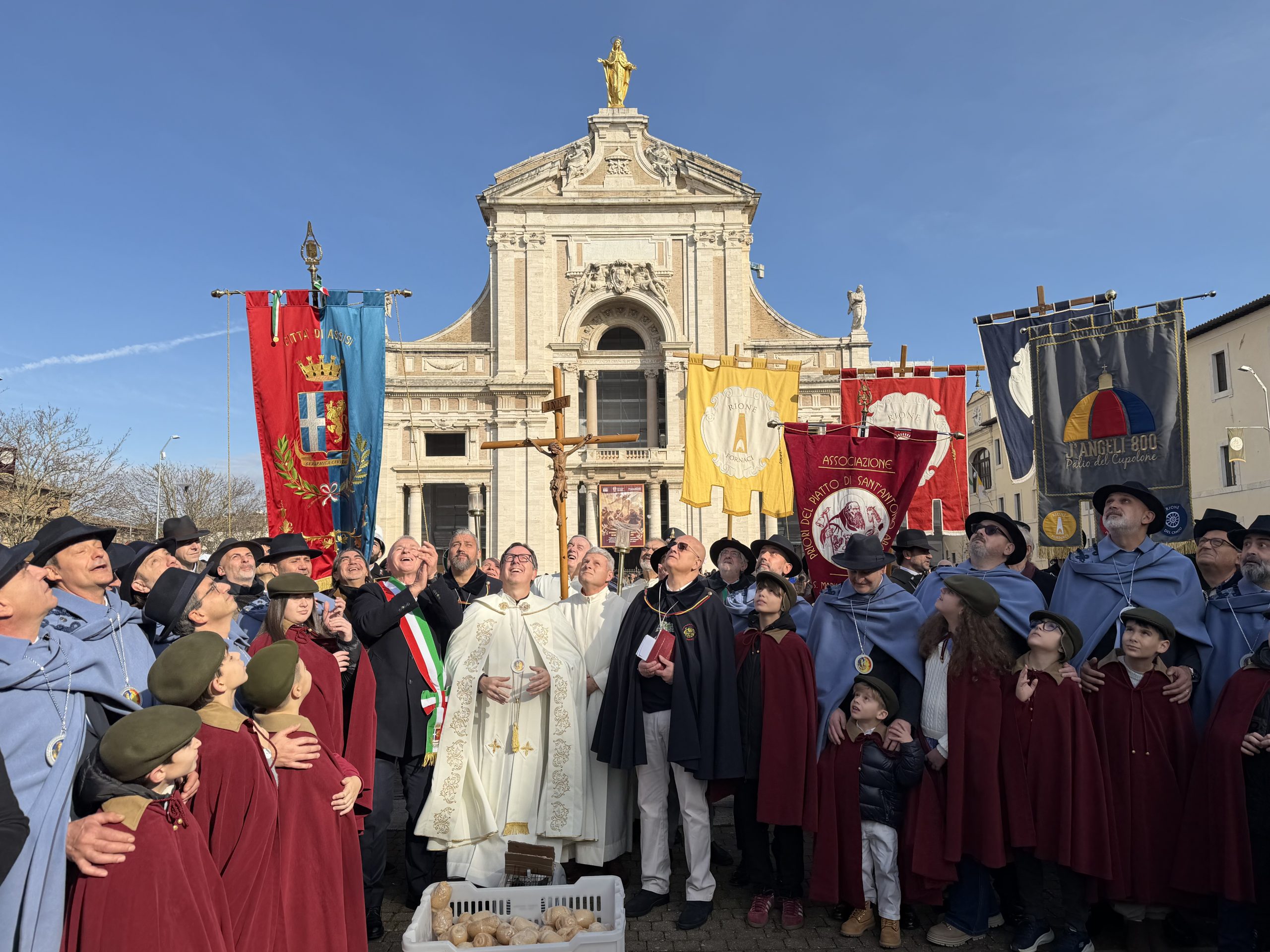 Grande festa a Santa Maria degli Angeli per il Piatto di Sant’Antonio (foto) 98 Grande festa a Santa Maria degli Angeli per il Piatto di Sant’Antonio (foto) 97