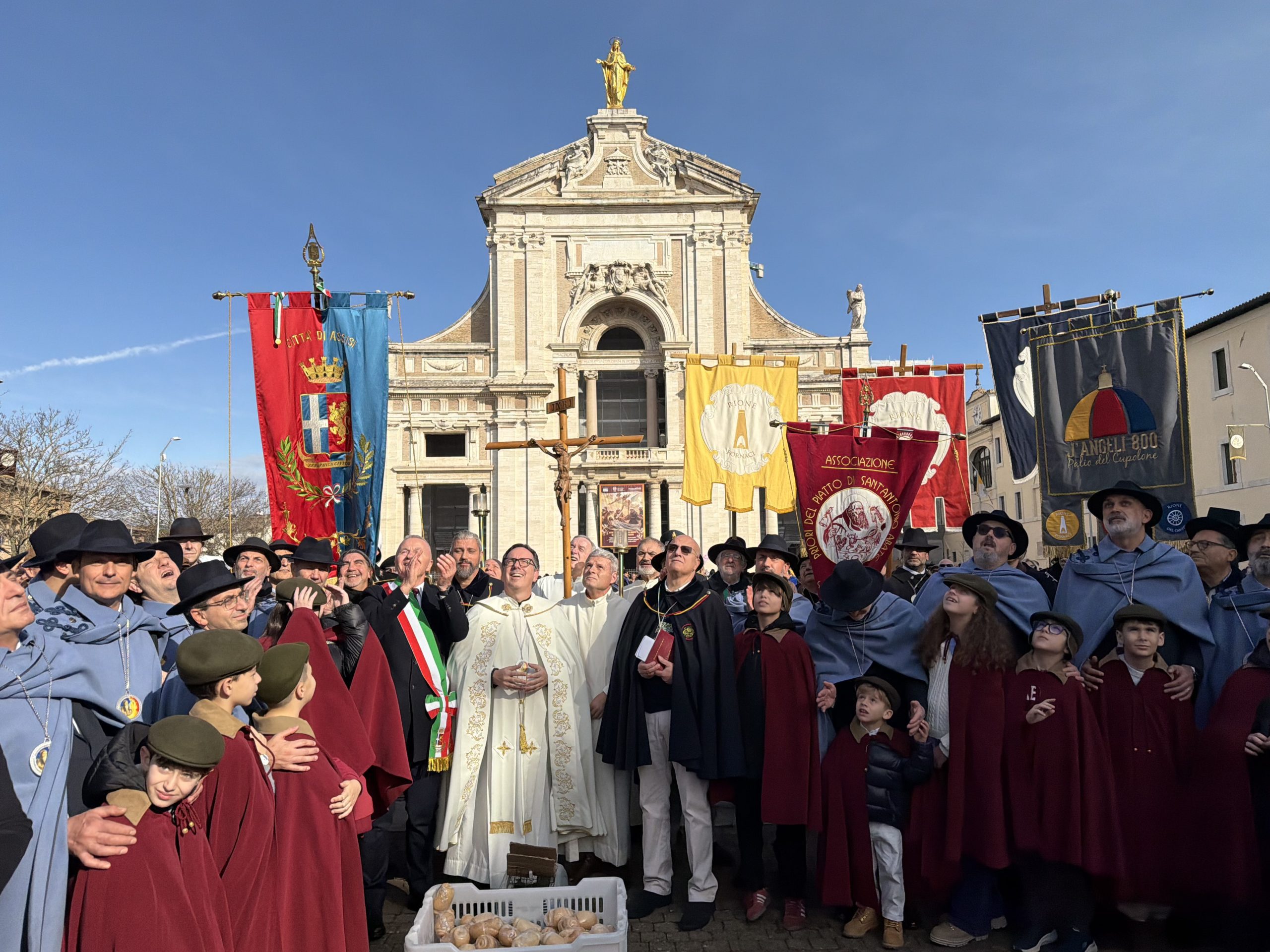 Grande festa a Santa Maria degli Angeli per il Piatto di Sant’Antonio (foto) 102 Grande festa a Santa Maria degli Angeli per il Piatto di Sant’Antonio (foto) 101