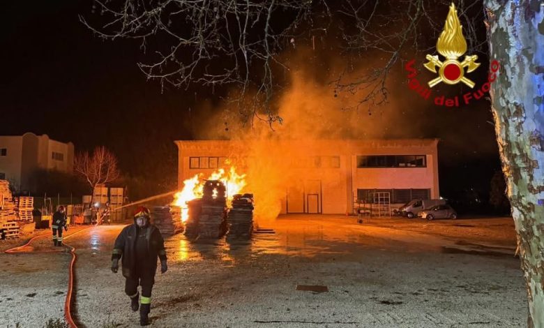 Incendio in una falegnameria a Petrognano di Spoleto: intervento dei Vigili del Fuoco nella notte 2 Incendio in una falegnameria a Petrognano di Spoleto: intervento dei Vigili del Fuoco nella notte 1