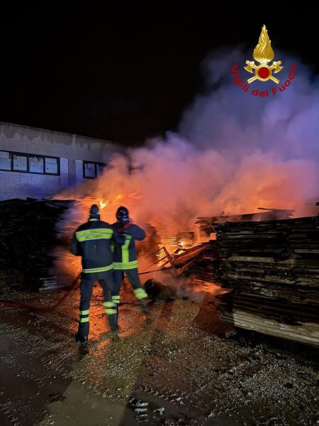 Incendio in una falegnameria a Petrognano di Spoleto: intervento dei Vigili del Fuoco nella notte 4 Incendio in una falegnameria a Petrognano di Spoleto: intervento dei Vigili del Fuoco nella notte 3