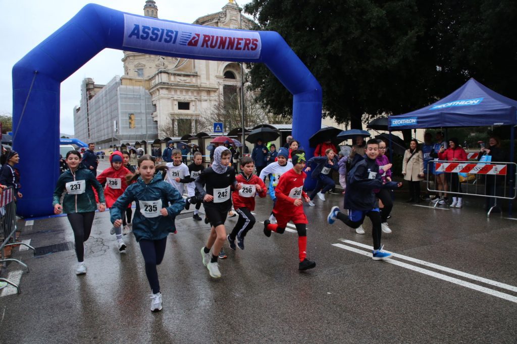 Gennaiola 2026: grande successo a Santa Maria degli Angeli. Trionfano Simon Kibet e Melissa Fracassini (foto+video) 19 Gennaiola 2026: grande successo a Santa Maria degli Angeli. Trionfano Simon Kibet e Melissa Fracassini (foto+video) 18