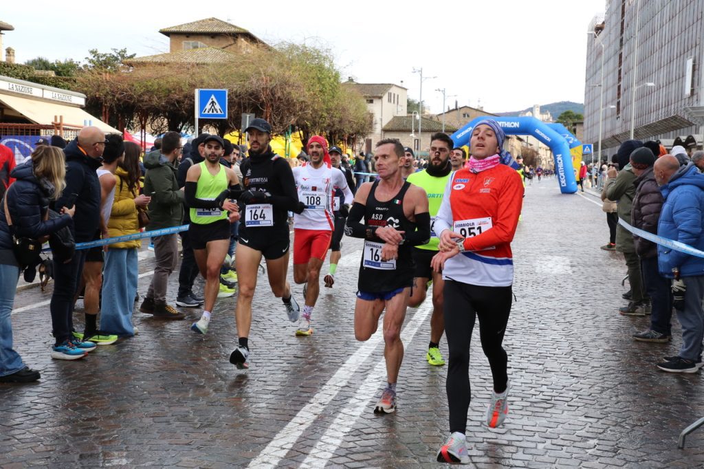 Gennaiola 2026: grande successo a Santa Maria degli Angeli. Trionfano Simon Kibet e Melissa Fracassini (foto+video) 75 Gennaiola 2026: grande successo a Santa Maria degli Angeli. Trionfano Simon Kibet e Melissa Fracassini (foto+video) 74