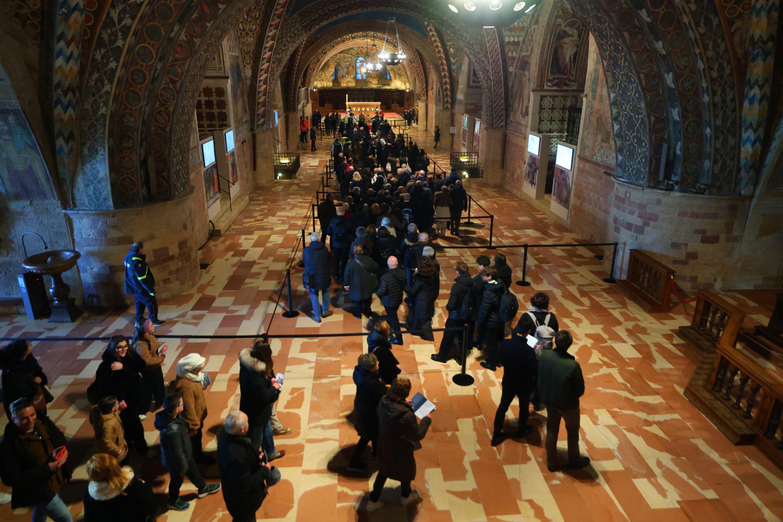 Ostensione delle spoglie mortali di San Francesco, chiusa la prima giornata: numeri da record (foto) 6 Ostensione delle spoglie mortali di San Francesco, chiusa la prima giornata: numeri da record (foto) 5