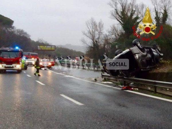 Perugia, auto ribaltata e in fiamme sul Raccordo: conducente illeso (foto) 4 Perugia, auto ribaltata e in fiamme sul Raccordo: conducente illeso (foto) 3