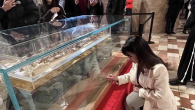 Assisi, presidente Proietti in ginocchio davanti alle spoglie di San Francesco: “Un’emozione profondissima” 9