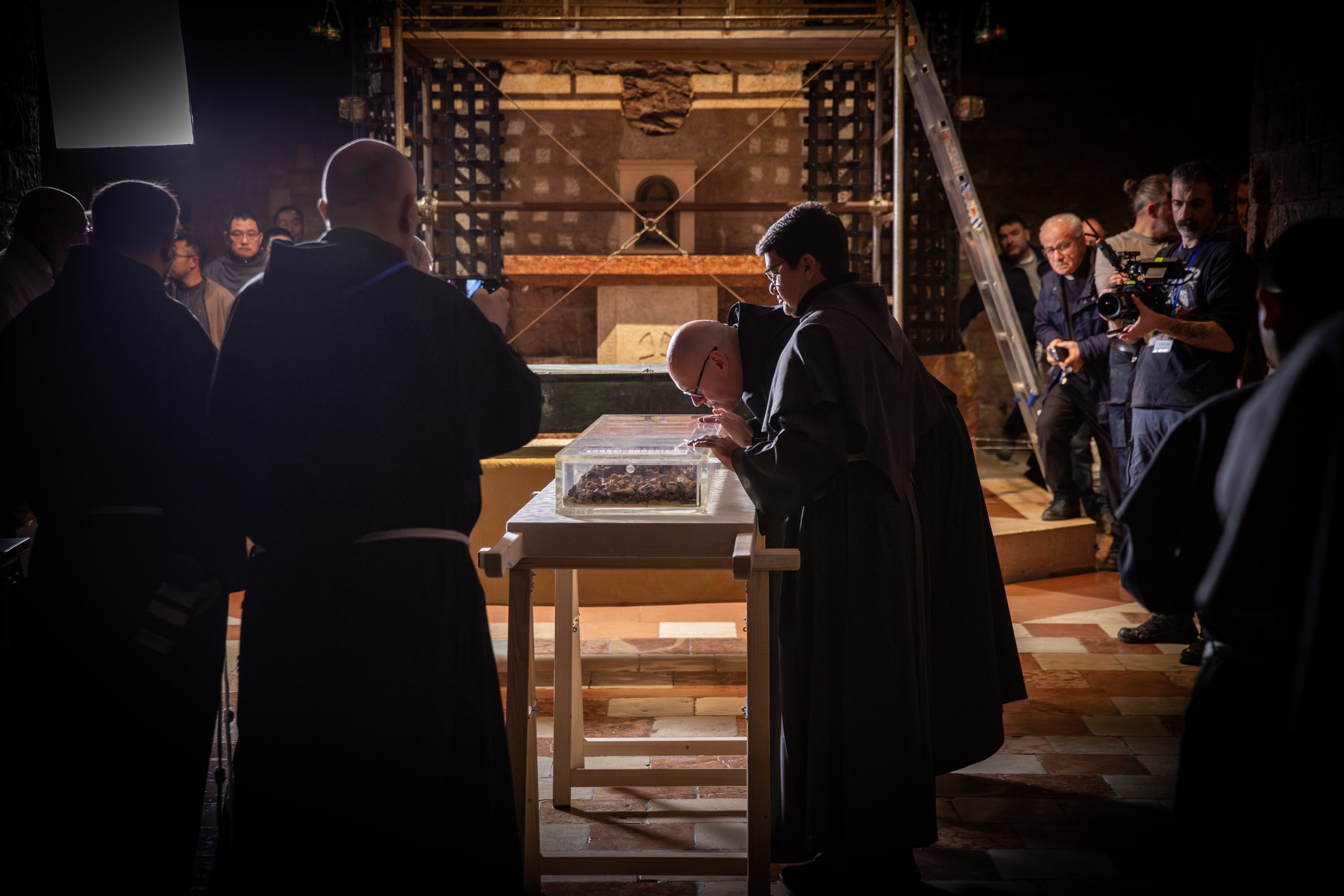 Ottavo centenario del Transito di San Francesco, al via l’ostensione delle spoglie mortali del Poverello (foto) 14 Ottavo centenario del Transito di San Francesco, al via l’ostensione delle spoglie mortali del Poverello (foto) 13