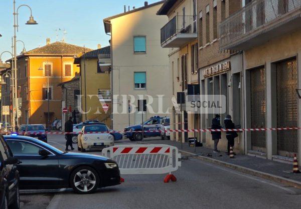 Colpo con esplosivo al bancomat: violenta deflagrazione, quattro in fuga 3