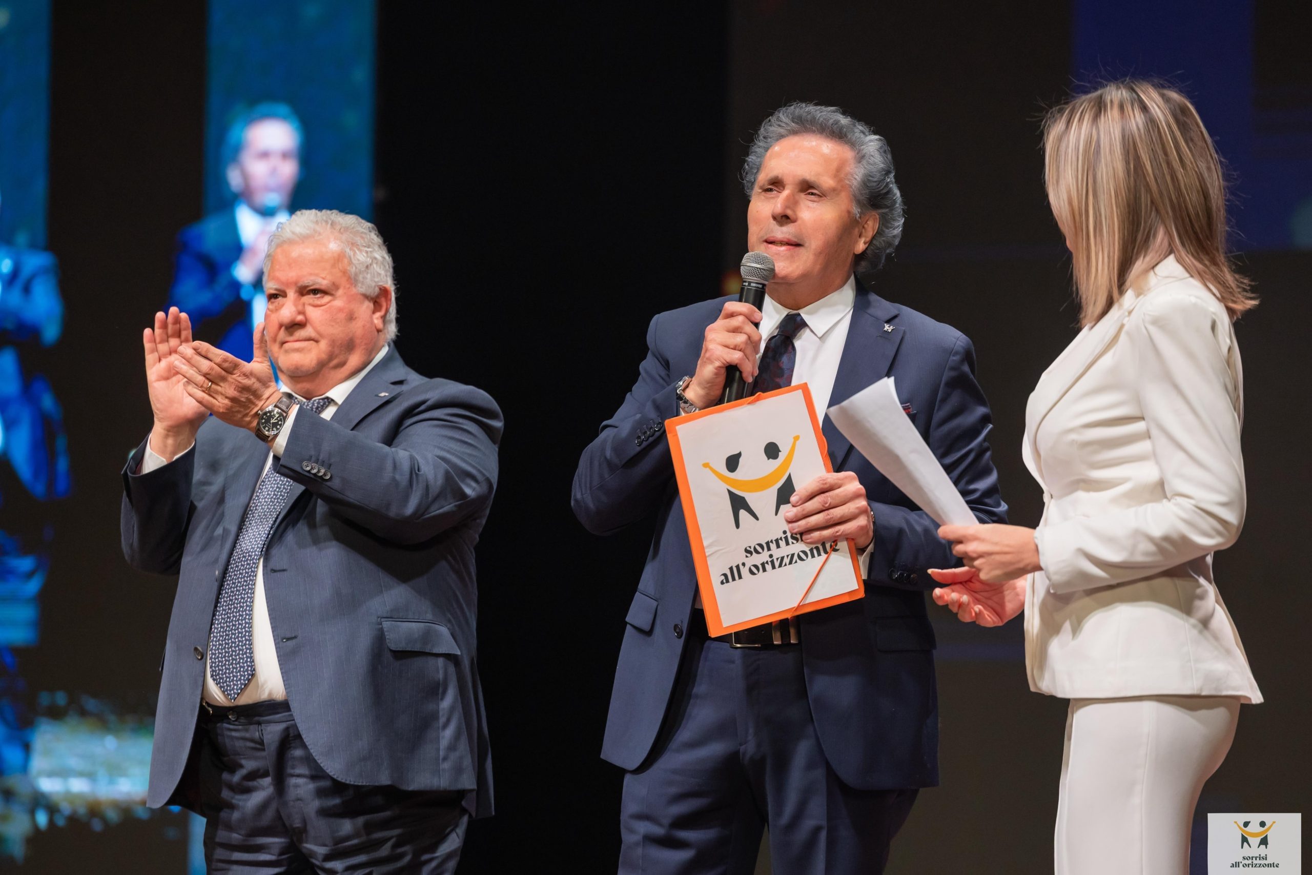 Grande successo al Teatro Lyrick di Assisi per “Questi sorrisi sono uno spettacolo” 4 Grande successo al Teatro Lyrick di Assisi per “Questi sorrisi sono uno spettacolo” 3