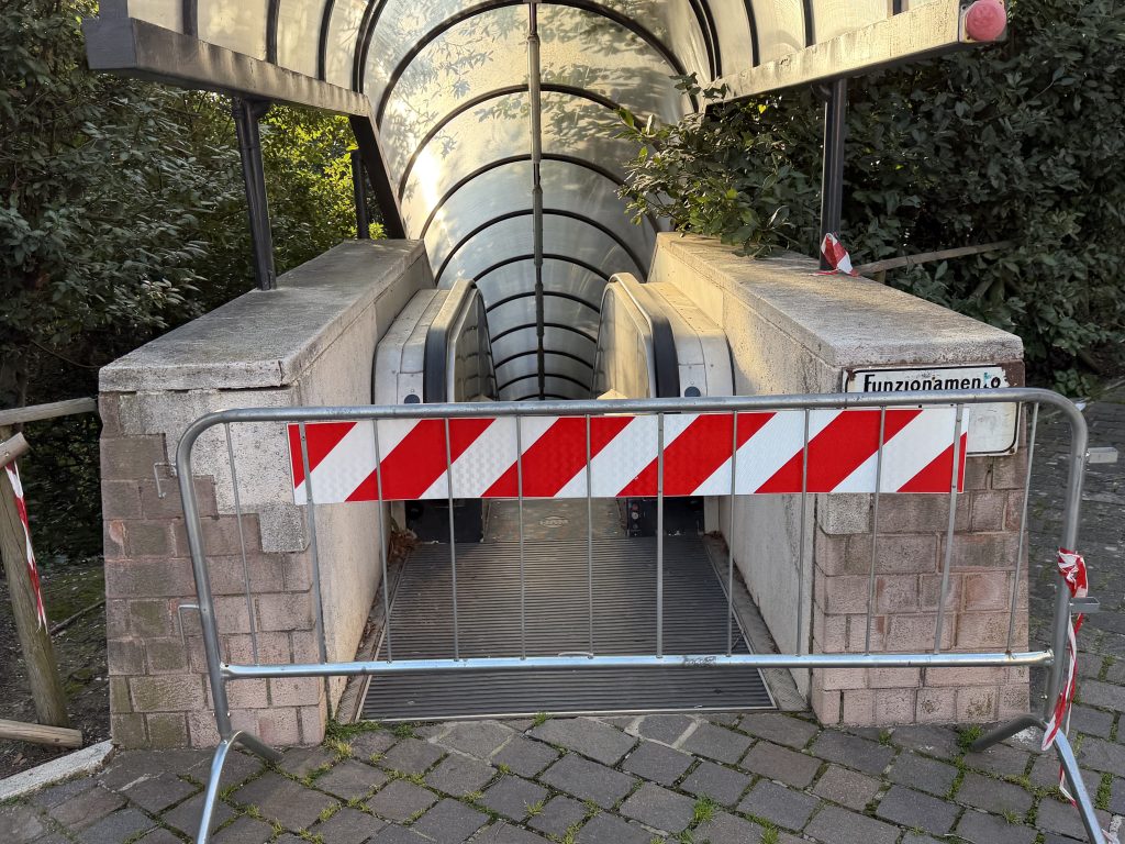 Assisi Porta Nuova, ascensore nel cassetto e scala mobile bloccata: le foto trasmesse alla redazione 11