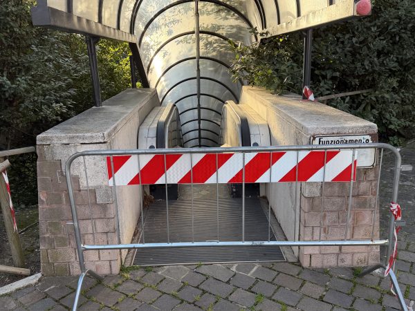 Assisi Porta Nuova, ascensore nel cassetto e scala mobile bloccata: le foto trasmesse alla redazione 53