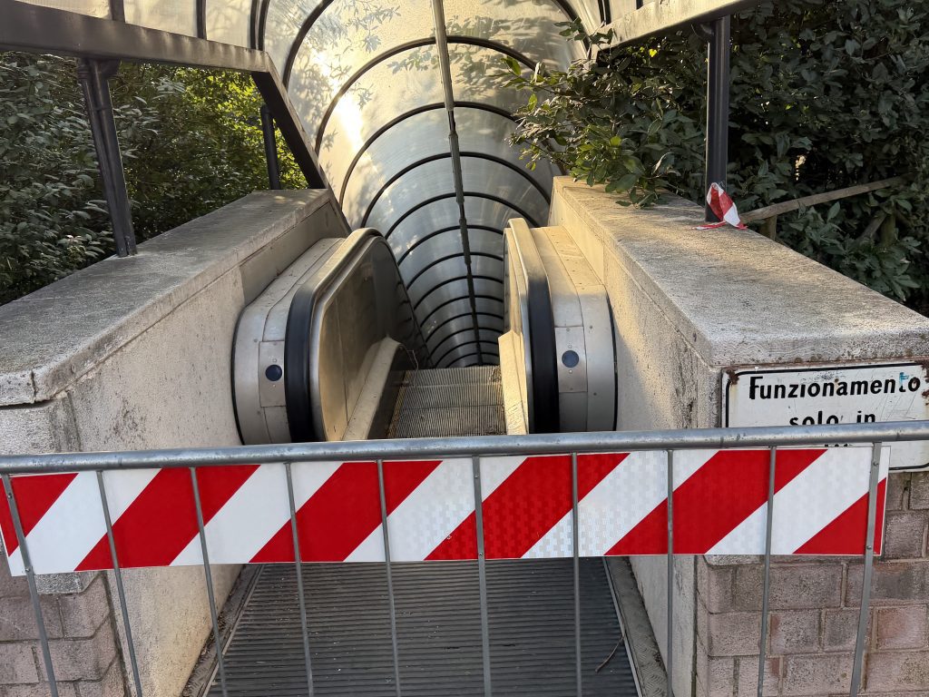 Assisi Porta Nuova, ascensore nel cassetto e scala mobile bloccata: le foto trasmesse alla redazione 15
