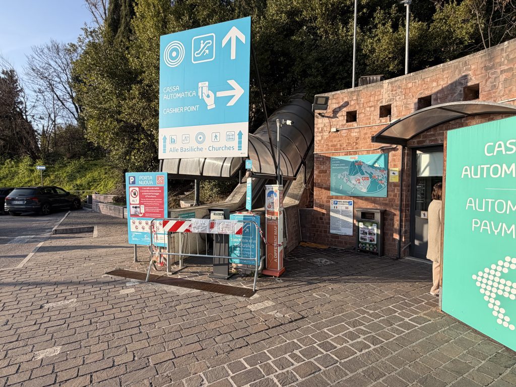 Assisi Porta Nuova, ascensore nel cassetto e scala mobile bloccata: le foto trasmesse alla redazione 21
