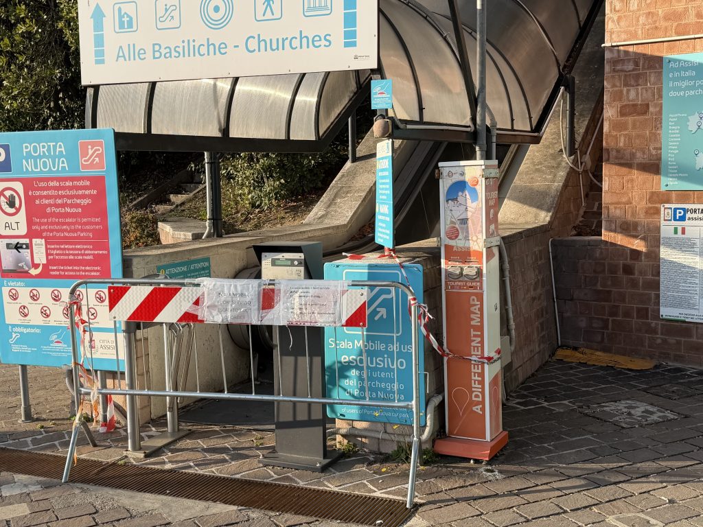 Assisi Porta Nuova, ascensore nel cassetto e scala mobile bloccata: le foto trasmesse alla redazione 25