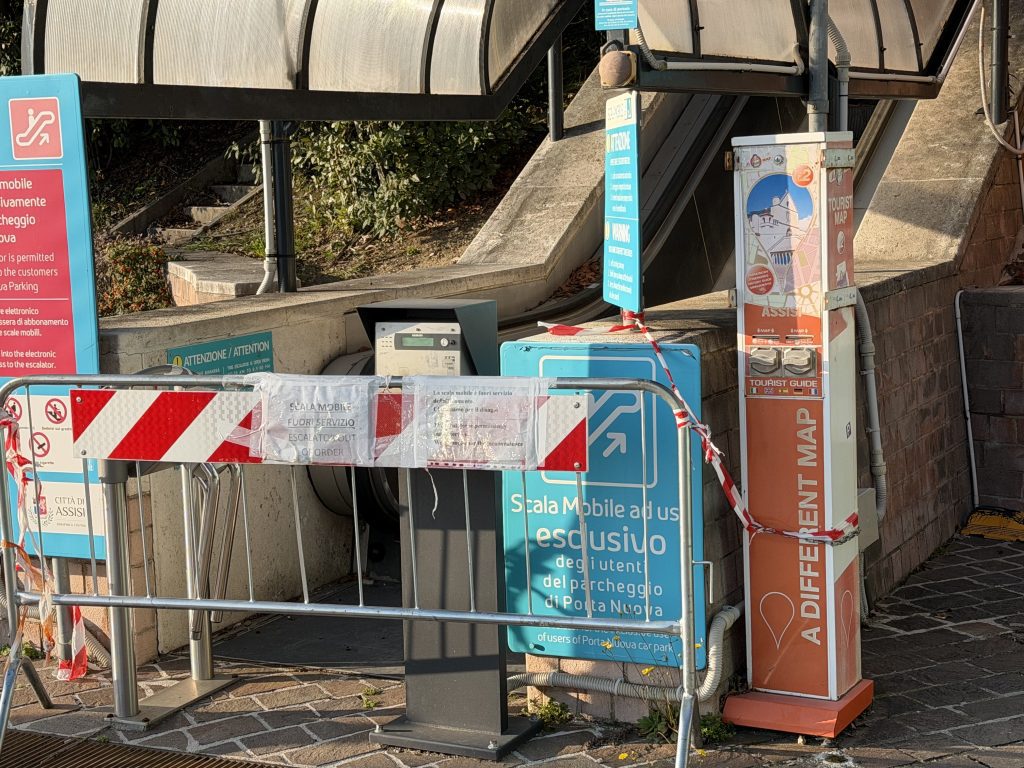 Assisi Porta Nuova, ascensore nel cassetto e scala mobile bloccata: le foto trasmesse alla redazione 27
