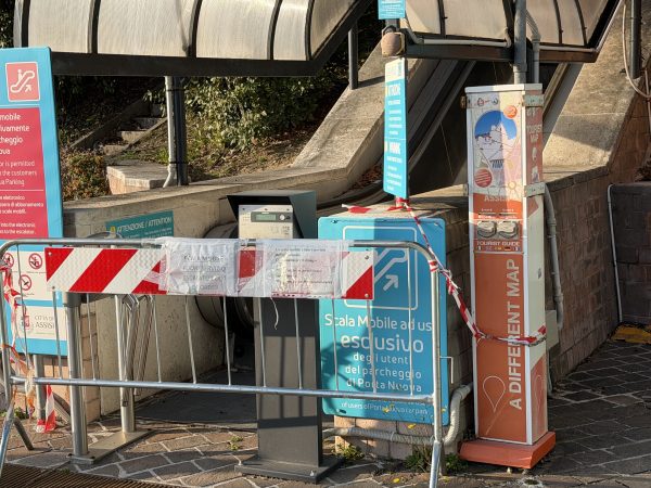 Assisi Porta Nuova, ascensore nel cassetto e scala mobile bloccata: le foto trasmesse alla redazione 69