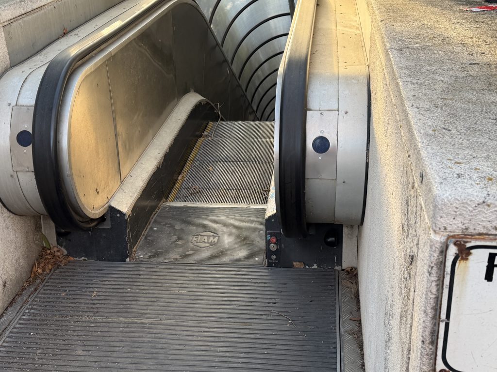 Assisi Porta Nuova, ascensore nel cassetto e scala mobile bloccata: le foto trasmesse alla redazione 35