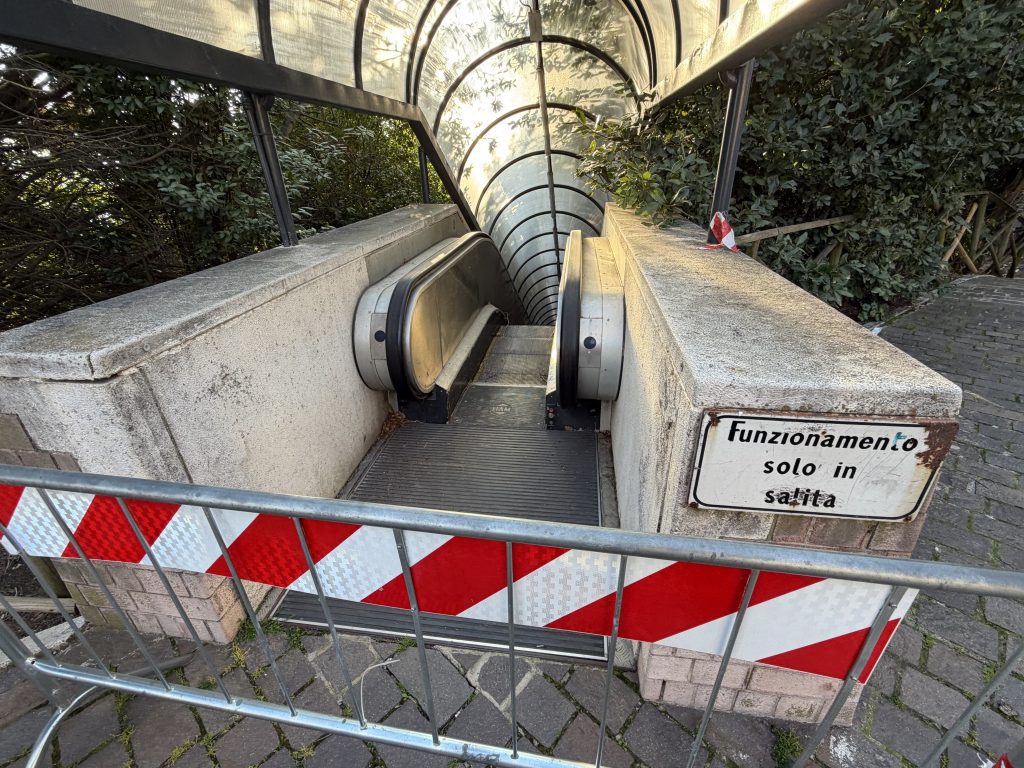 Assisi Porta Nuova, ascensore nel cassetto e scala mobile bloccata: le foto trasmesse alla redazione 37