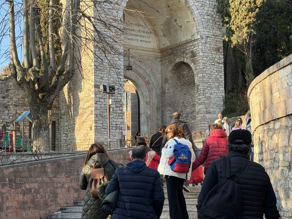 Assisi Porta Nuova, ascensore nel cassetto e scala mobile bloccata: le foto trasmesse alla redazione 45