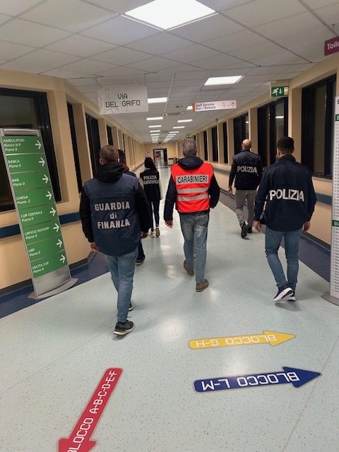Polizia di Stato di Perugia: sicurezza e decoro negli ospedali, operazione interforze contro i bivacchi abusivi (foto) 8 Polizia di Stato di Perugia: sicurezza e decoro negli ospedali, operazione interforze contro i bivacchi abusivi (foto) 7